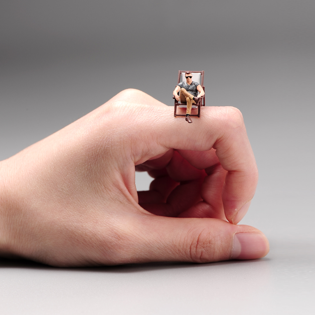 1/64坐躺椅墨镜男子树脂小人偶