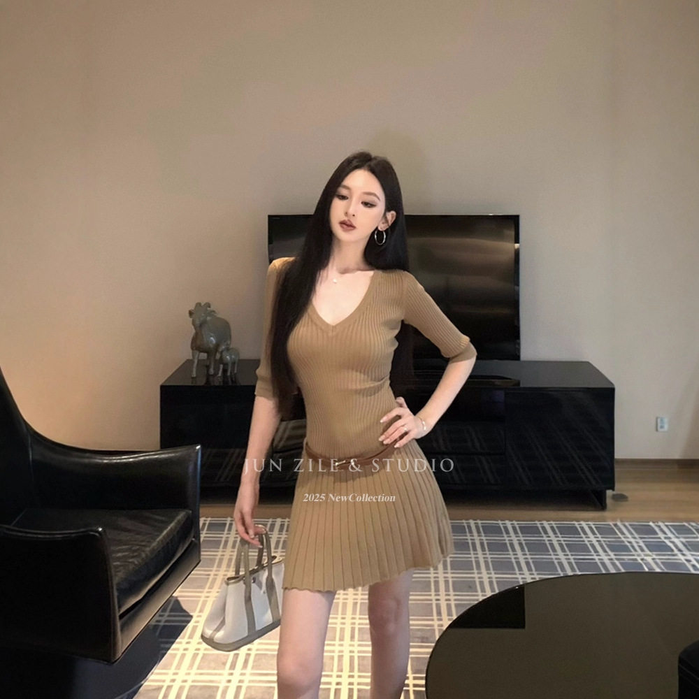 依之萌-2025新款法式连衣裙秋装V领收腰显瘦长袖针织裙复古气质性