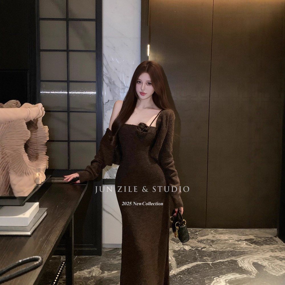 依之萌-2025新款套装女装秋针织开衫短款小外套花朵吊带连衣裙长