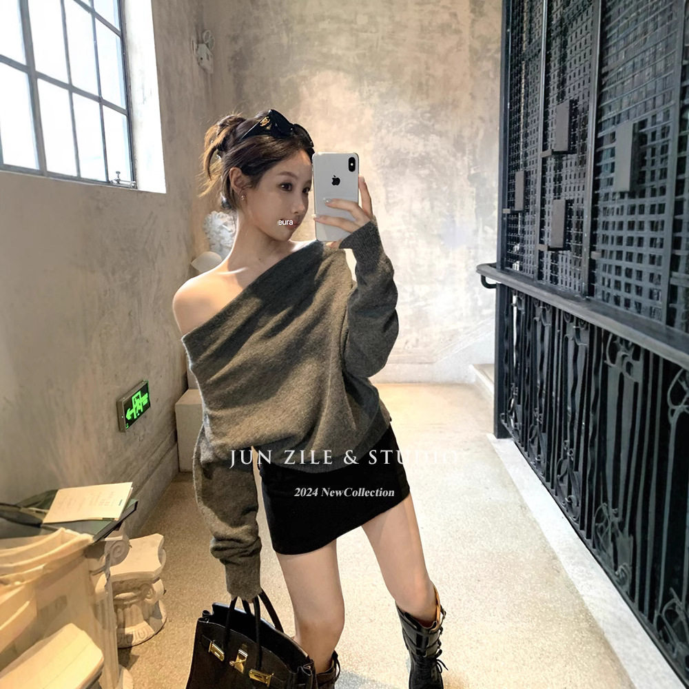 依之萌-2025新款女装秋季辣妹一字肩蝙蝠袖针织衫毛衣慵懒风韩系