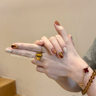 琥珀奶茶纯手工穿戴甲猫眼晕染焦糖鎏金撞色时尚小众短款美甲贴片