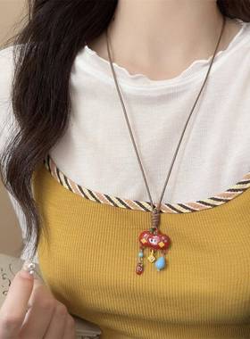多巴胺彩色苹果吊坠项链女款2025新款可爱编织配饰长款挂脖毛衣链