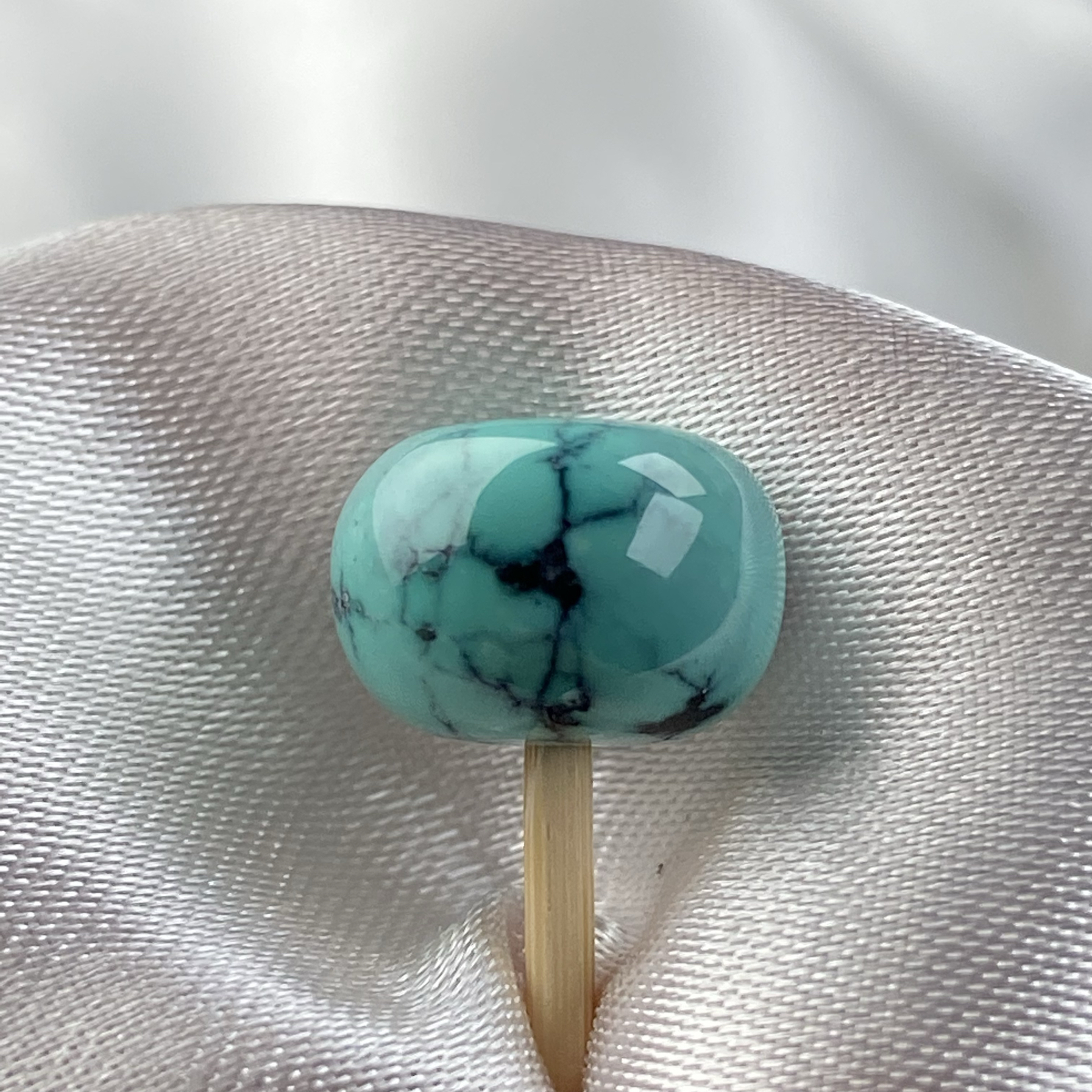 湖北天然原矿瓷釉级级绿松石水草纹墩子老型直径10.4mm高7.45mm