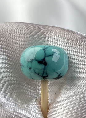 湖北天然原矿瓷釉级级绿松石水草纹墩子老型直径10.4mm高7.45mm