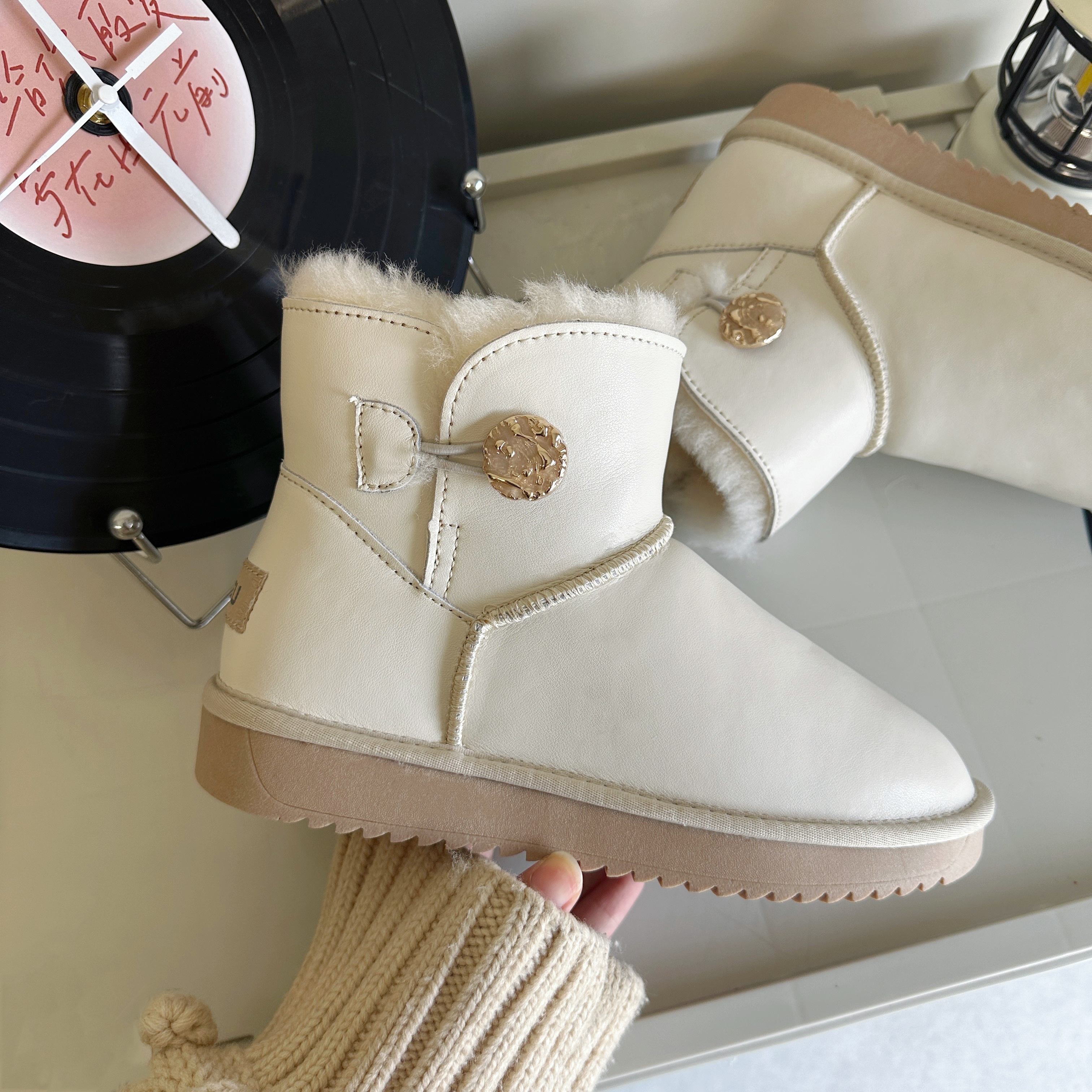 冬季新款皮毛一体雪地靴女防水短筒一粒扣东北保暖靴子加厚纽扣