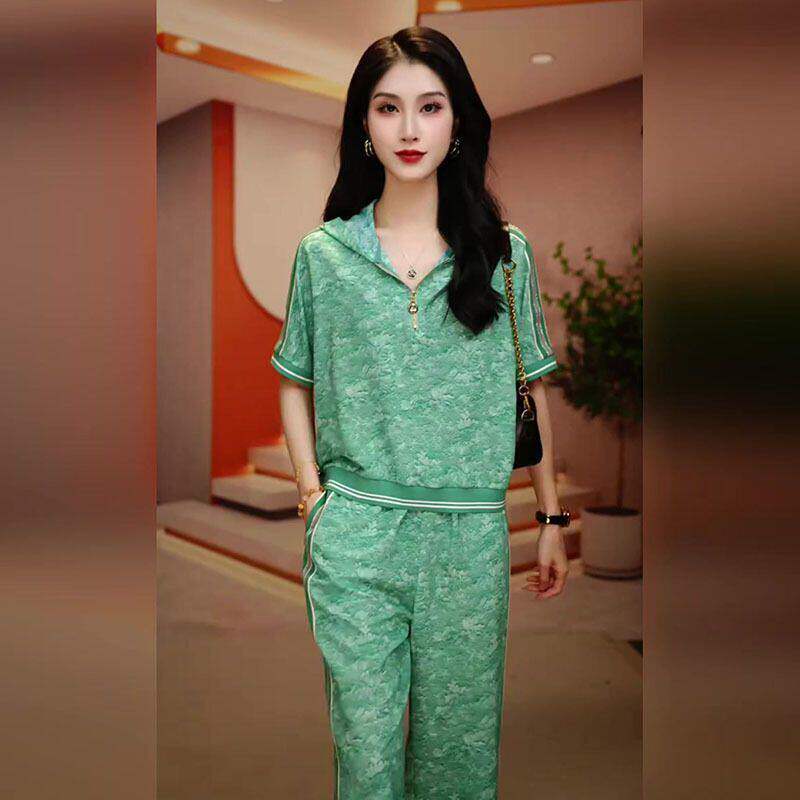小个子ootd穿搭减龄夏季半拉炼碎花短袖帽衫运动休闲裤两件式套装