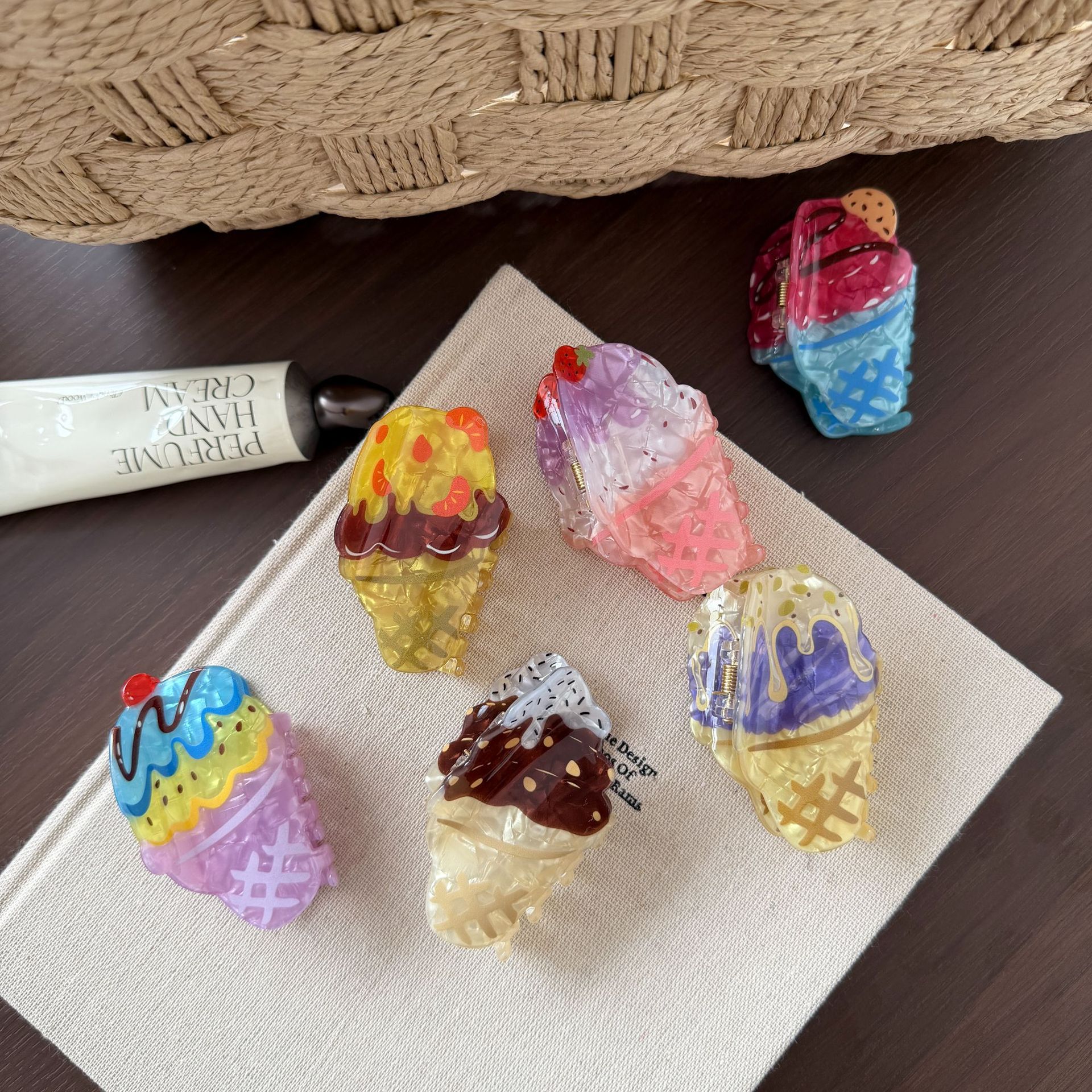 可爱冰淇淋甜筒鲨鱼抓夹 ins少女彩色奶油雪糕亚克力发夹趣味搞怪