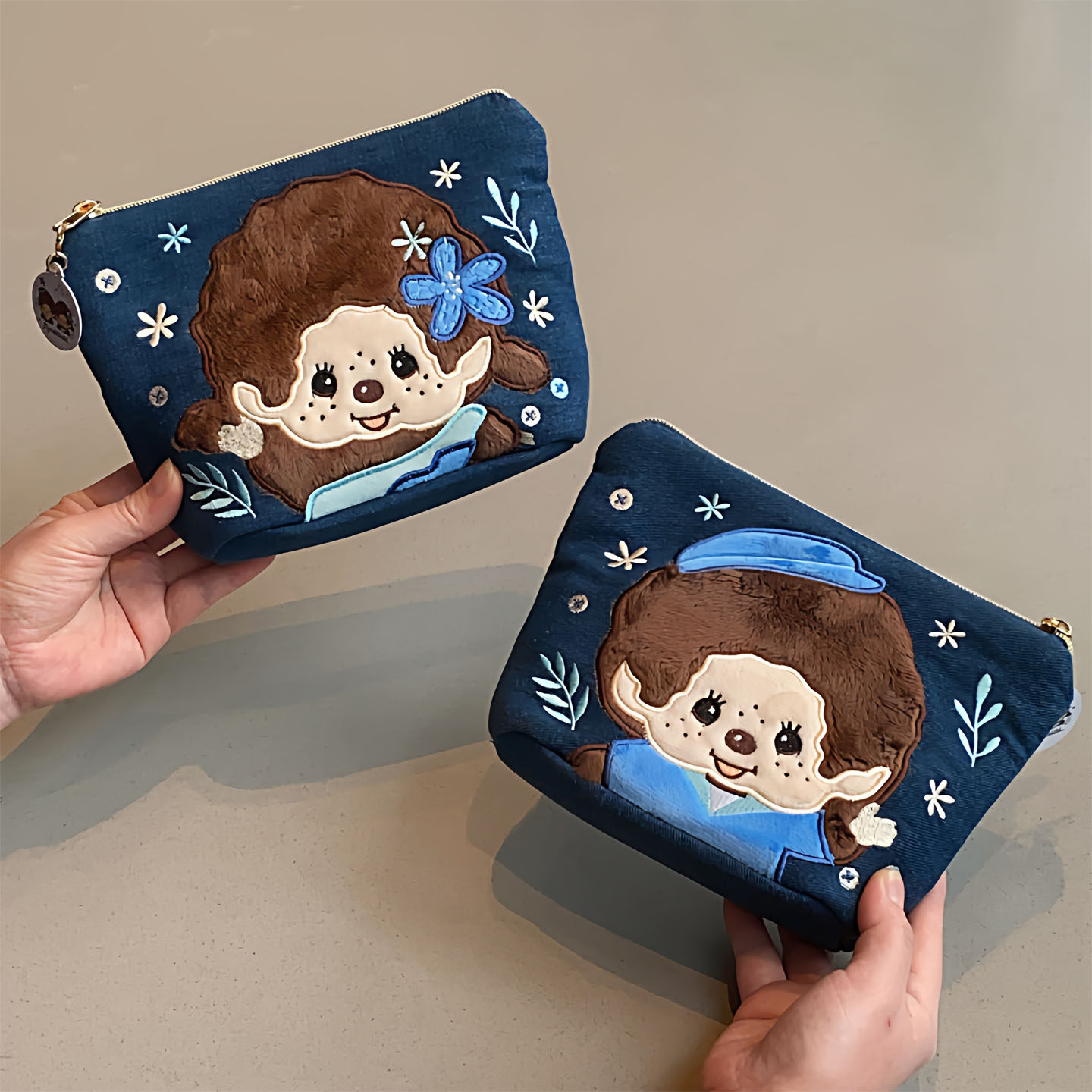 日系卡通萌奇奇毛绒刺绣手拿包可爱化妆包便携零钱耳机口红收纳包