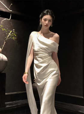 无袖收腰2026新款白色缎面斜肩连衣裙高级感飘带修身礼服长裙夏季