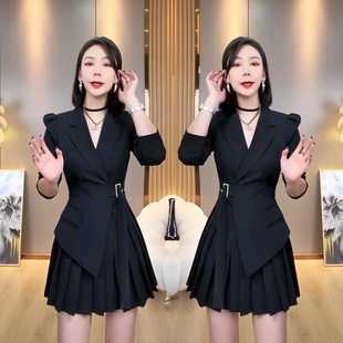 网红爆款设计感法式修身连衣裙女2024春季小个子西装领收腰百褶裙