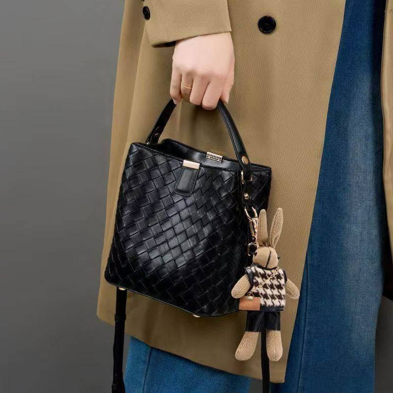 水桶包斜挎2025包超火手提新款通勤女式时尚质感上班单肩包编织包,箱包皮具/热销女包/男包,水桶包,淘宝优惠券,粉丝福利购,淘宝优惠卷