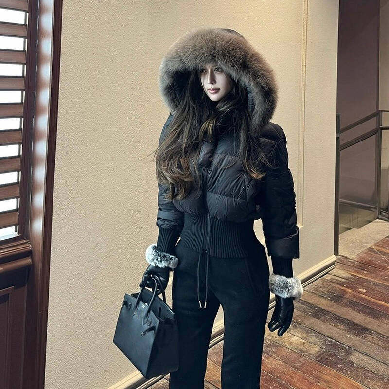 黑色白鸭绒羽绒服女短款冬季2026新款连帽超好看大毛领小个子收腰