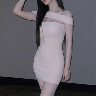 秋冬氛围感一字肩包臀裙女性感镂空露胸紧身纯欲显瘦打底连衣裙