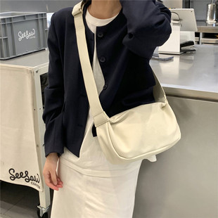 夏季韩版单肩斜跨包高级感饺子包小众女包宽肩带枕头包百搭休闲包