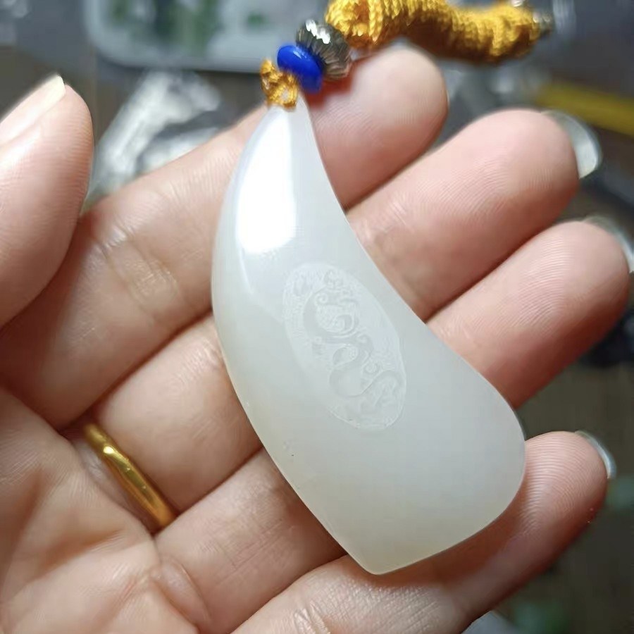 天然新疆和田玉仿古璃龙牌吊坠男女款挂件平安白玉石项链手工精雕