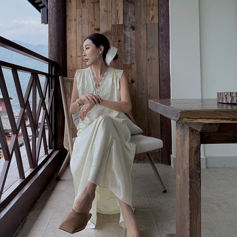 AMALIA SANDRA Castle combe-V领花边背心半裙套装