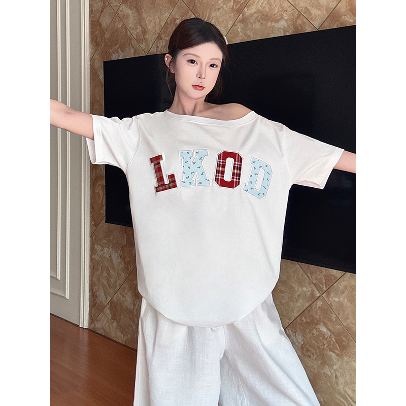 贴布格子碎花字母斜肩短袖