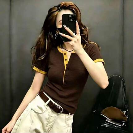 咖色拼色亨利领短袖修身T恤女2026夏季多巴胺设计感超火减龄上衣
