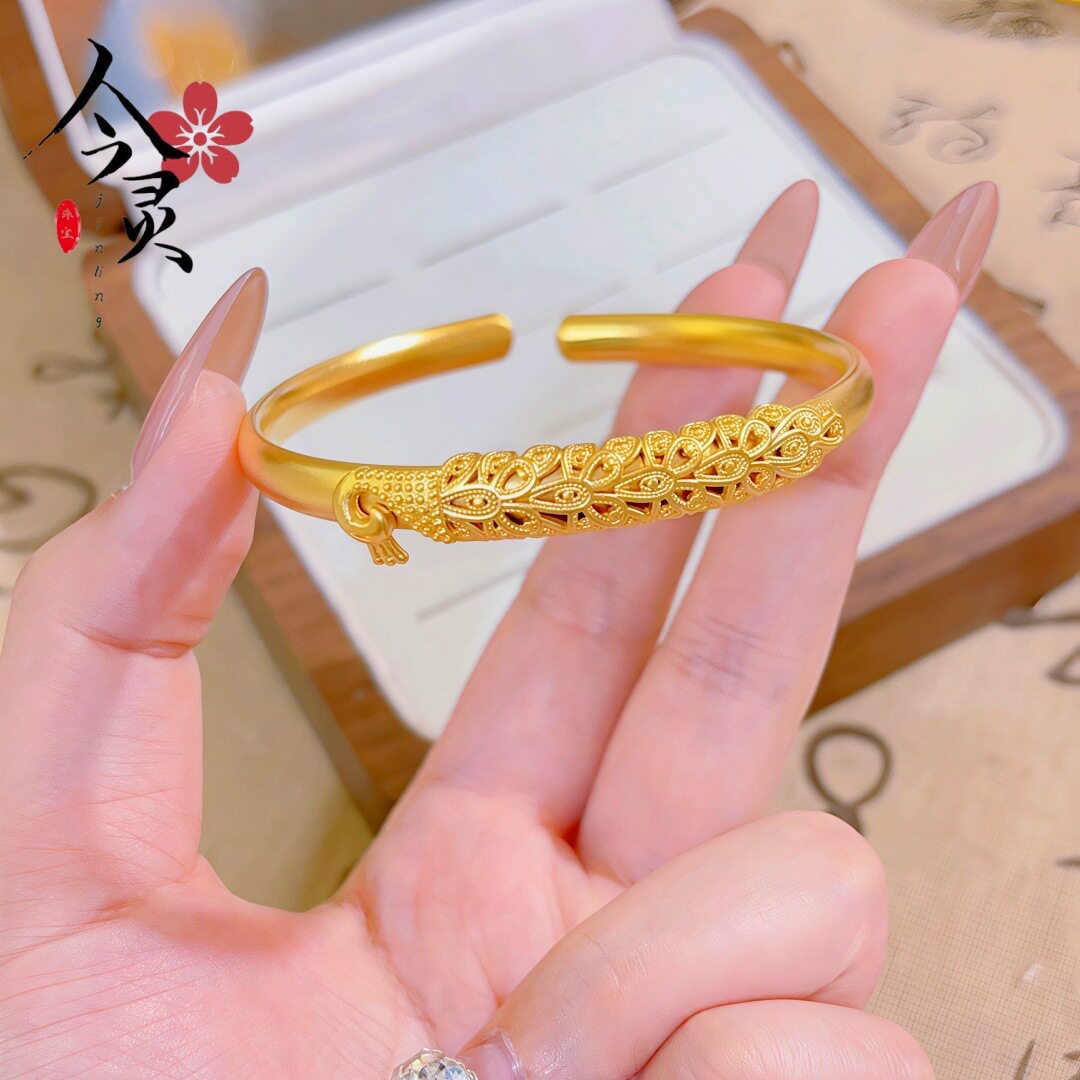 2026新款孔雀开口手镯铜镀金色女轻奢小众精致手环爆款久不掉色