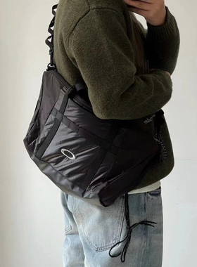 超帅户外多功能机能防泼水轻便尼龙饺子包斜挎包Oakly随身遛弯包