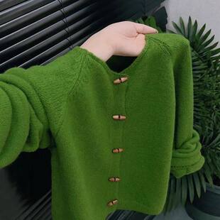 胖mm显瘦减龄洋气打底上衣 大码 绿色牛角扣圆领针织开衫 女秋冬新款