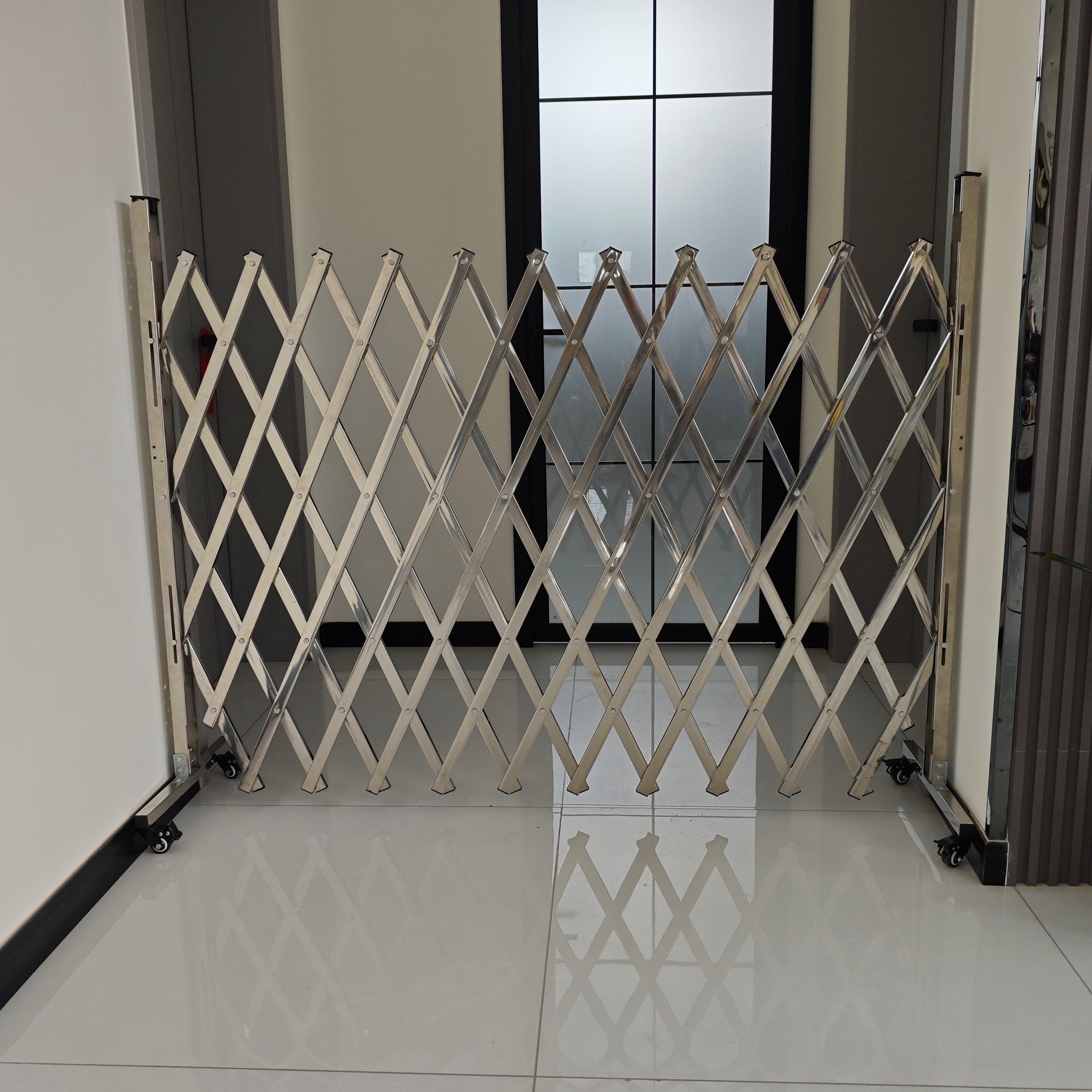 不锈钢伸缩推拉门围栏可折叠防护栏隔离栏围栏可移动推拉门栅栏