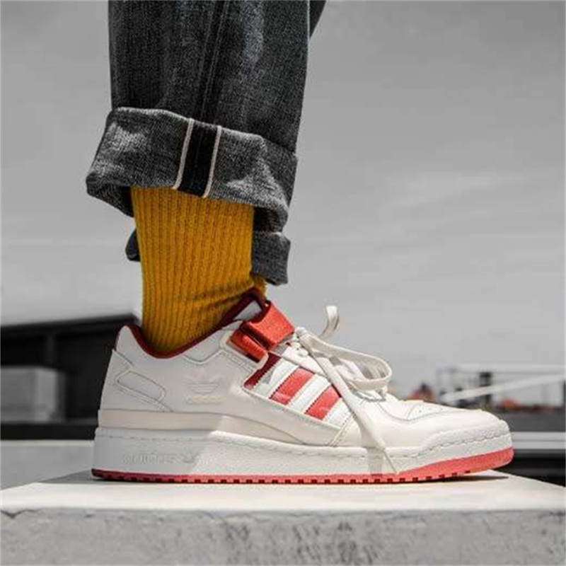 阿迪达斯三叶草魔术贴板鞋