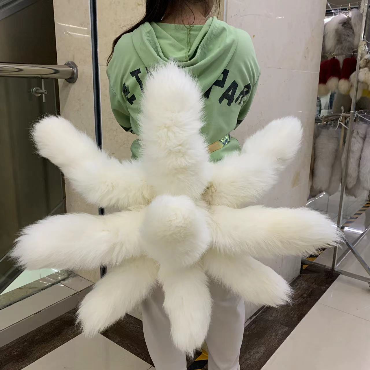 天然白狐狸九尾狐尾巴