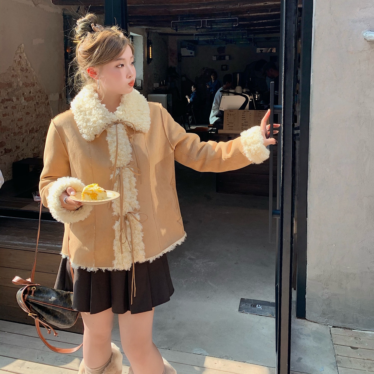 冬季新款甜绒叙事卷毛翻领绑带羊羔毛皮毛一体外套女显瘦环保皮草图片