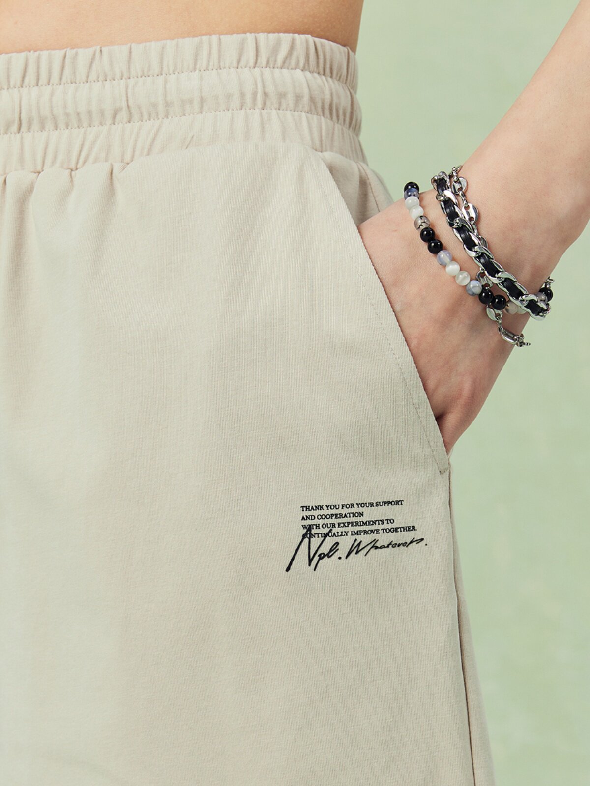 NPC 트렌디 브랜드 쿨한 [솔로나] 프린트 캐주얼 반바지는 남성에게 편안하고 통기성이 뛰어나고 트렌디하며 활용도가 높은 NP42SP12