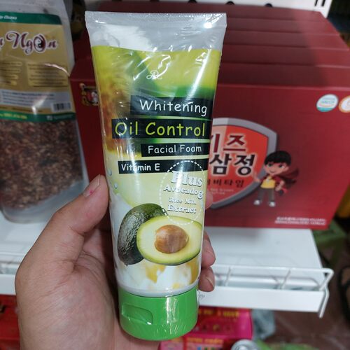 泰国牛油果牛奶洗面奶whitering oil control vitemine 210g