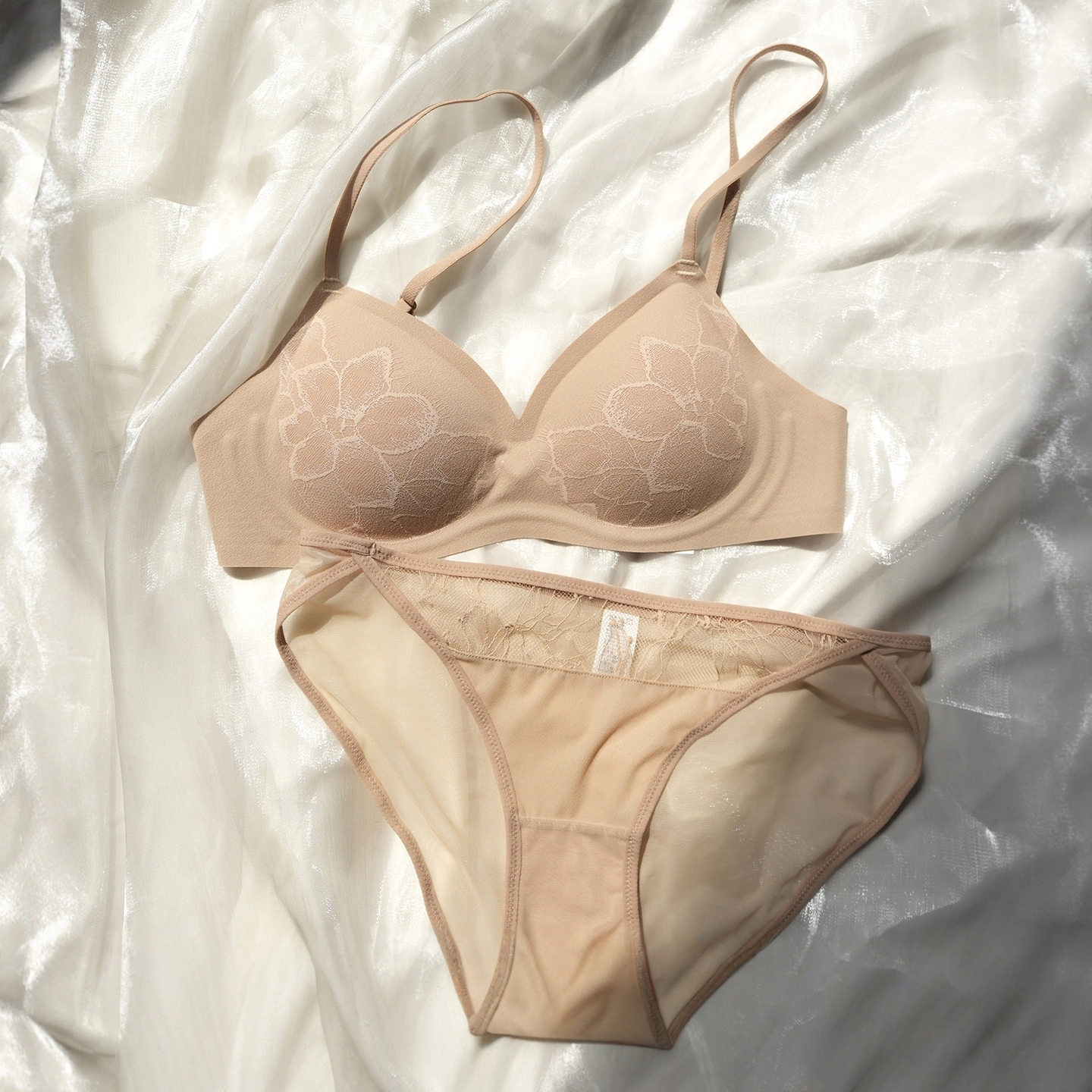 无痕隐形粉底液内衣女肤色聚拢收副乳防下垂无钢圈新款文胸套装冬