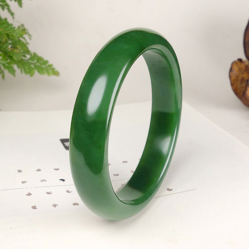 大圈63mm 正品和田玉细腻出油老料菠菜绿碧玉手镯玉镯 重64.82克