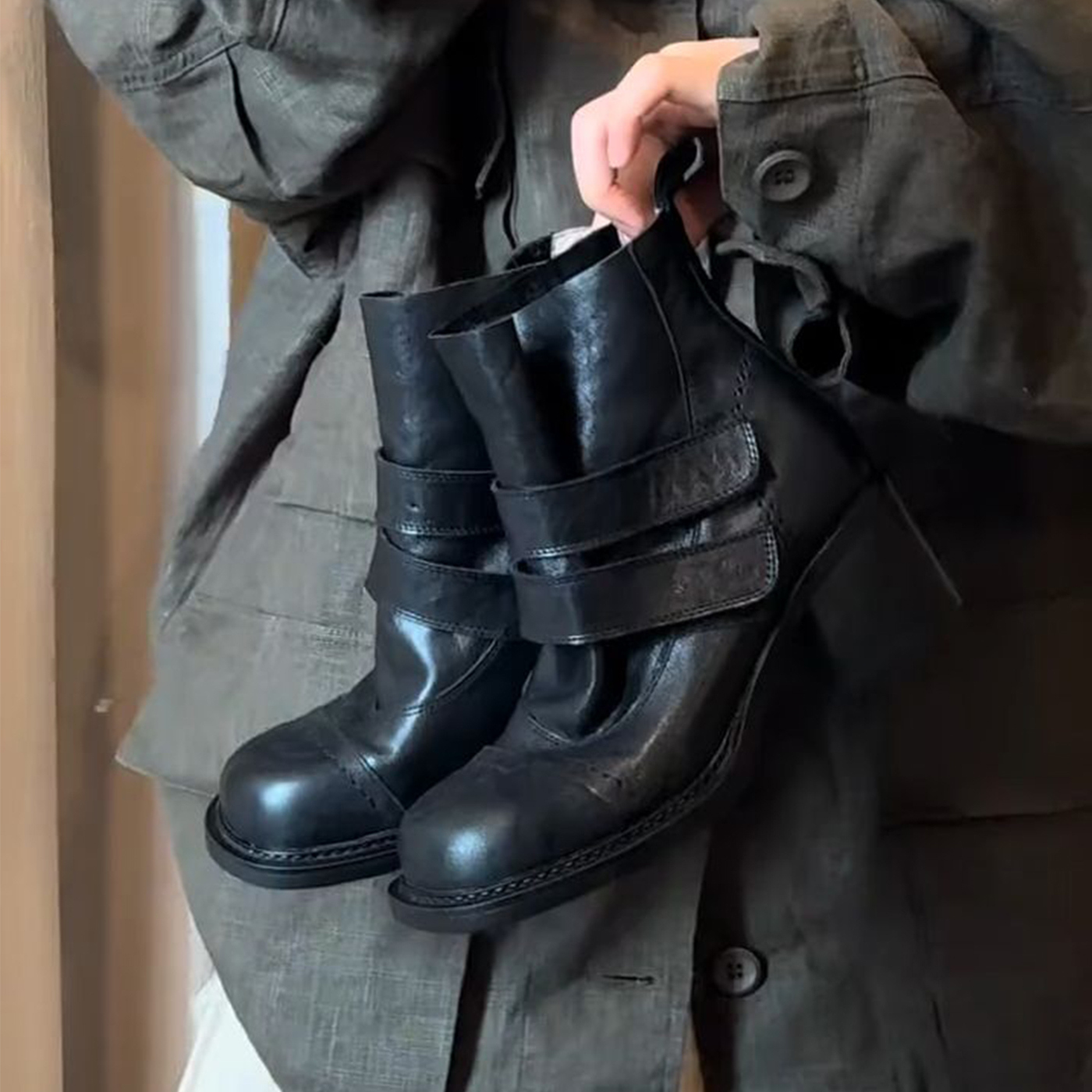 复古英伦魔术贴粗跟马丁靴女2025秋冬百搭圆头机车短靴高跟骑士靴