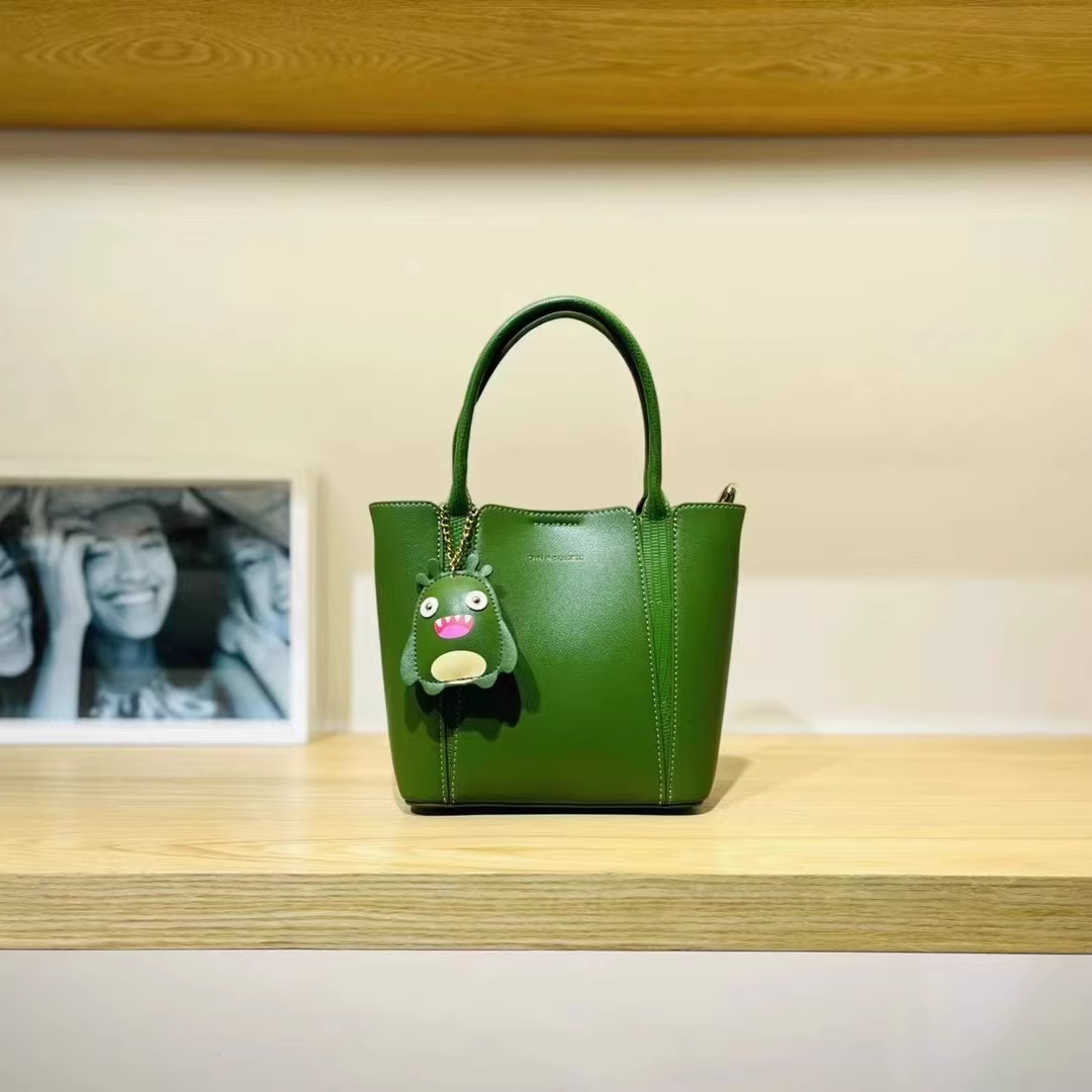 欧米OMI包包女2025春季新款卡通挂件手提包高级感绿色单肩斜挎包