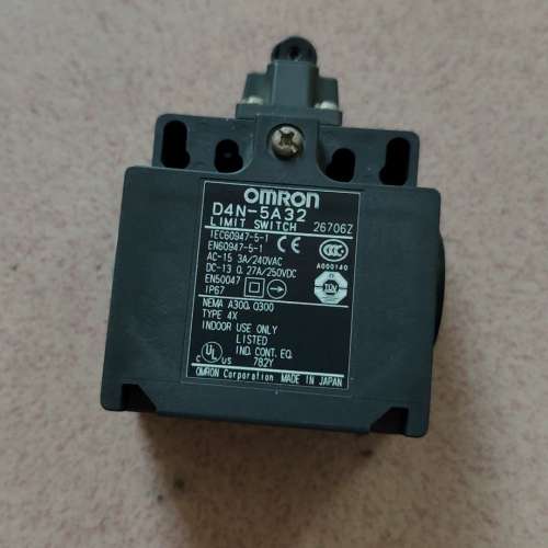 出一个几乎的欧姆龙限位开关，型号D4N-5A32。 In