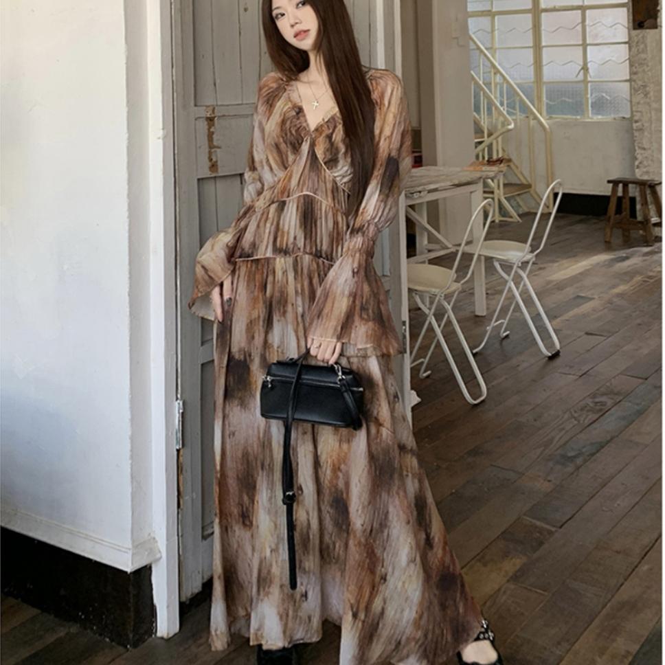 新中式连衣裙新款2025春季胖mm喇叭长袖晕染超长裙子V领度假裙女