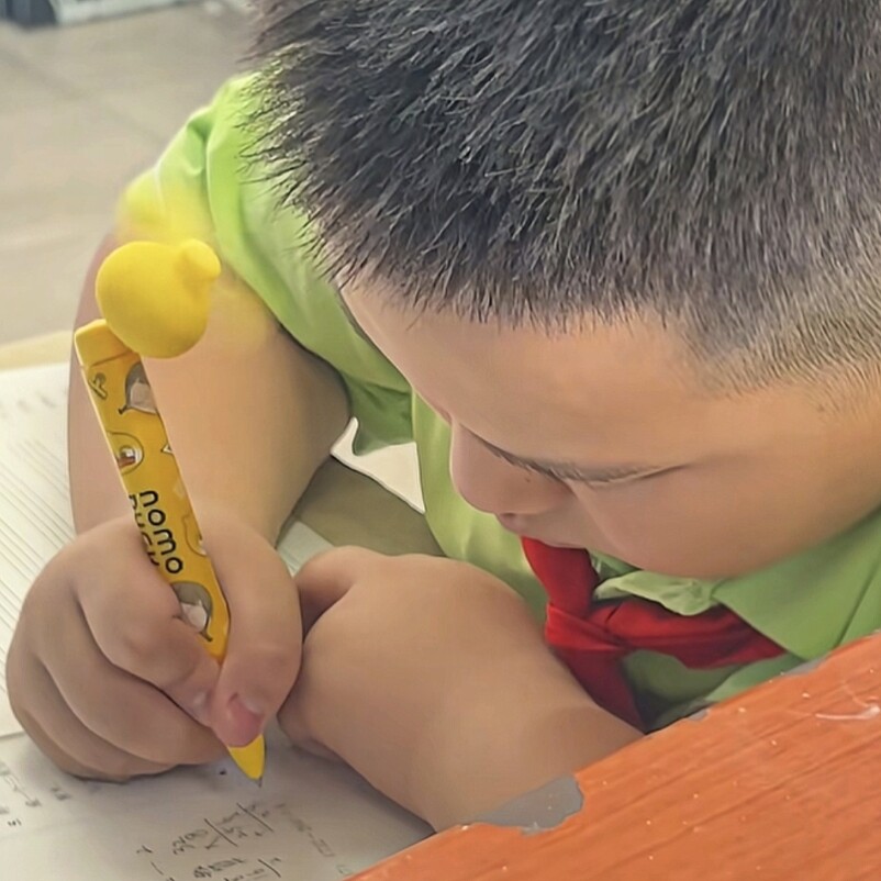 风扇笔可爱创意中性笔学生黑色笔多功能扇子笔少女心网红卡皮巴拉