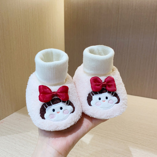 步前鞋袜初生婴儿0-3-6月学步外出秋冬季保暖女宝宝防掉软底防滑