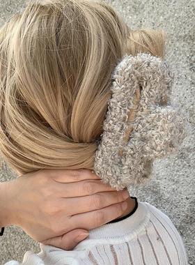 超好看的秋冬灰色毛毛抓夹大号发量大 毛绒慵懒风盘发鲨鱼夹发饰