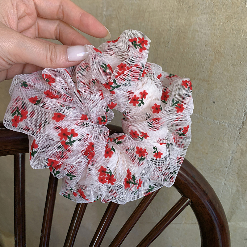 刺绣红色小花+网纱发圈慵懒风