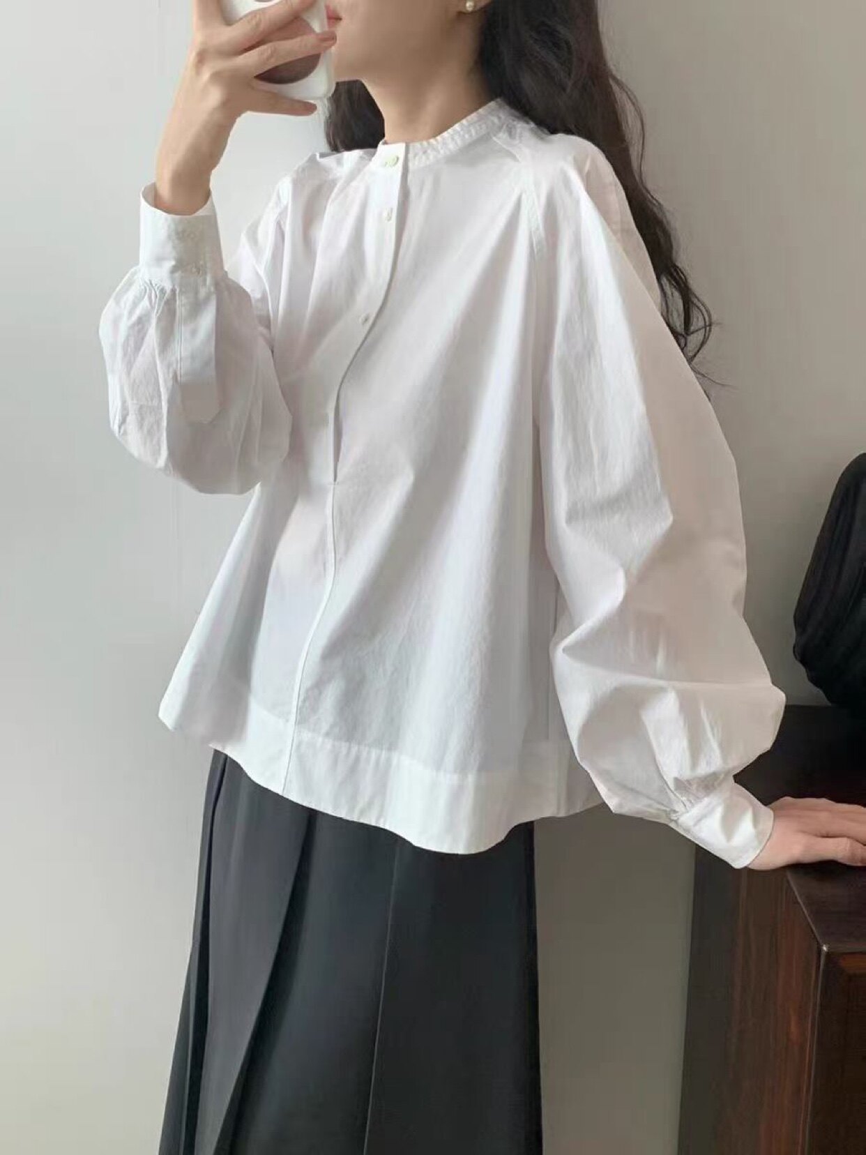 韩国2023春季新款设计感减龄系扣学院风少女圆领灯笼袖长袖衬衫女