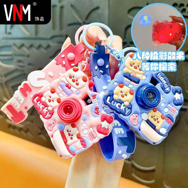 创意新款奶油小猪投影相机钥匙扣可爱书包挂件汽车钥匙链礼品货源