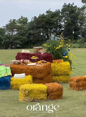 彩色稻草垛子草墩干稻草露营农家乐装饰七彩色草垛沙发凳拍摄道具