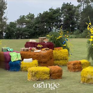 彩色稻草垛子草墩干稻草露营农家乐装饰七彩色草垛沙发凳拍摄道具