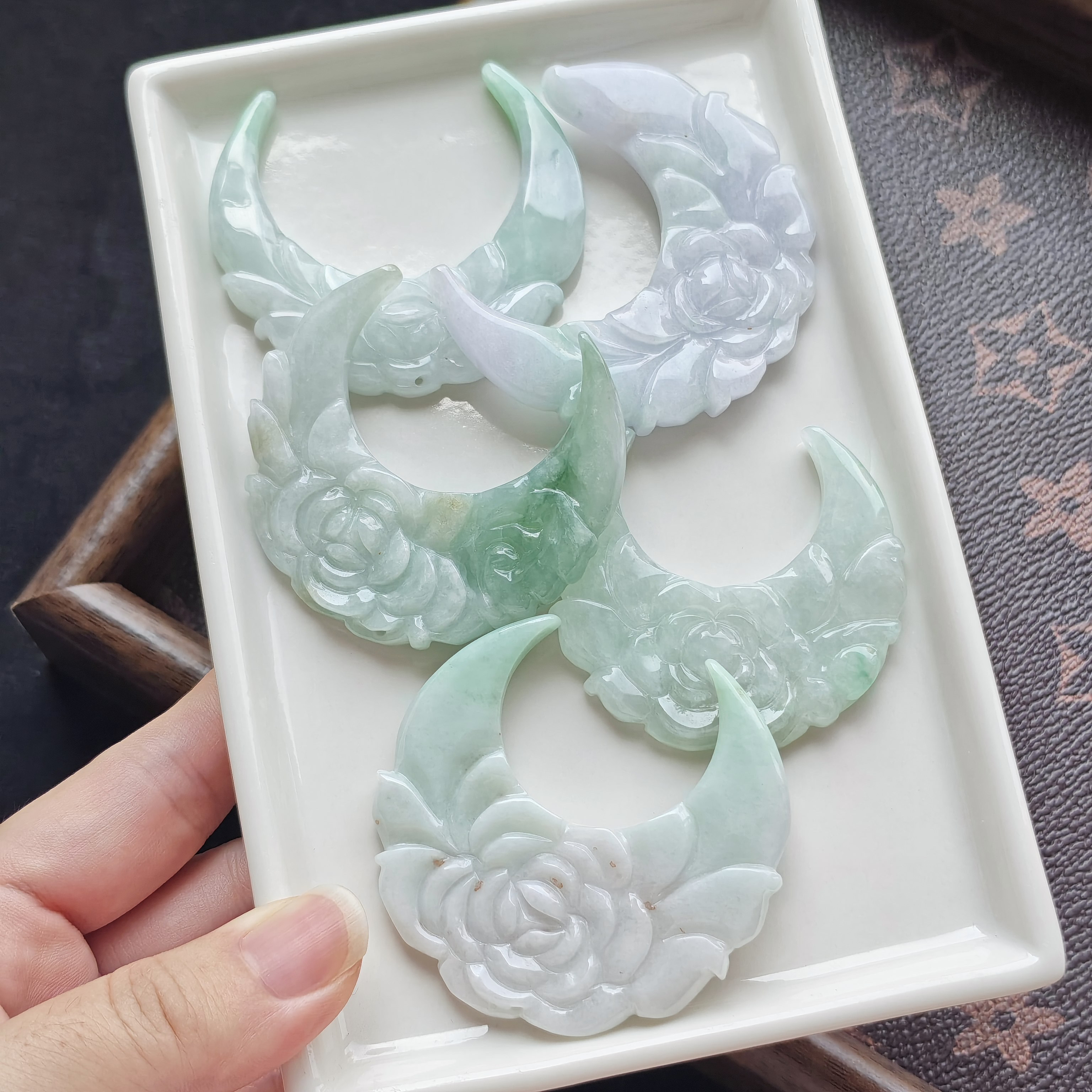 天然A货缅甸冰糯雕花翡翠玉璜