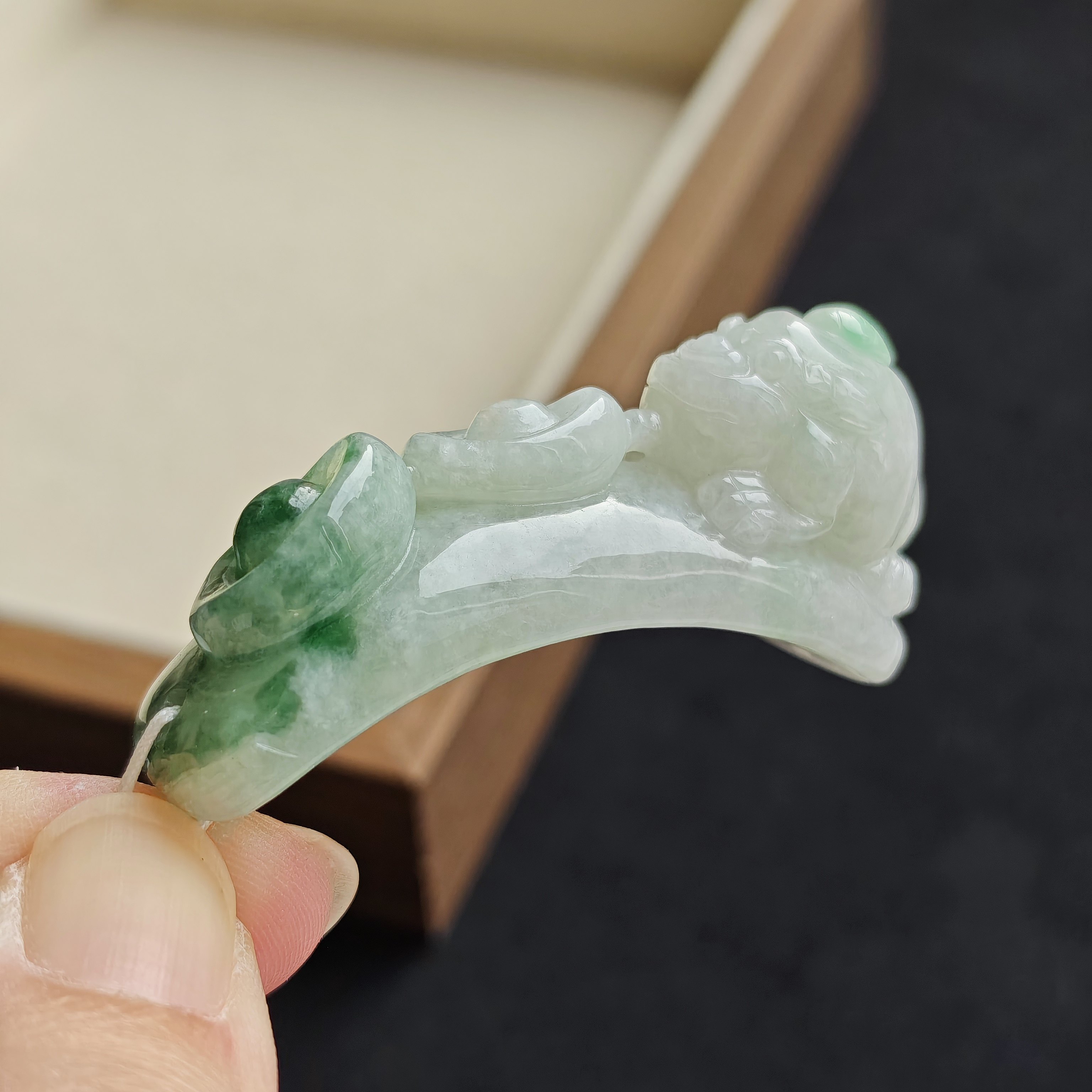 飘阳绿翡翠三脚金蟾手工雕刻手牌