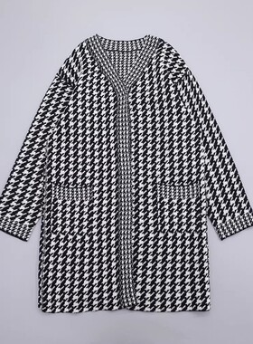 原320 黑白撞色V领一粒按扣双口袋触感软糯25早春优雅气质开衫