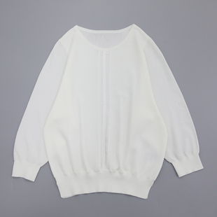 雪白色圆领蝙蝠袖不同编织手法拼接中缝镂空蕾丝点缀弹力针织上衣