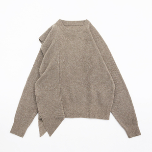 小众随性设计奶驼色圆领斜向垂坠式 拼接剪裁纹理绵密均匀宽松毛衣
